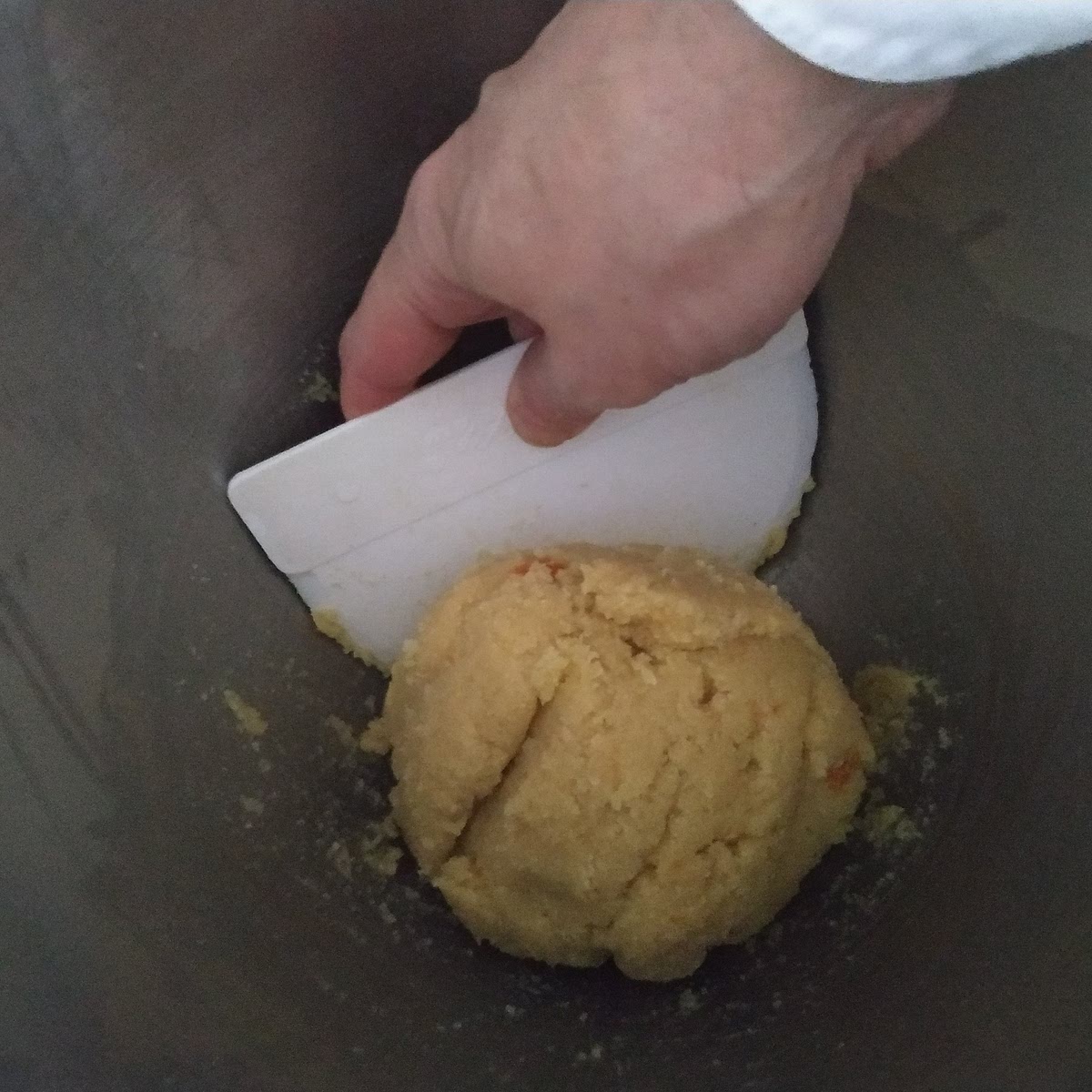 Amasar para ligar todos los ingredientes hasta formar una bola uniforme (no será nunca elástica!)