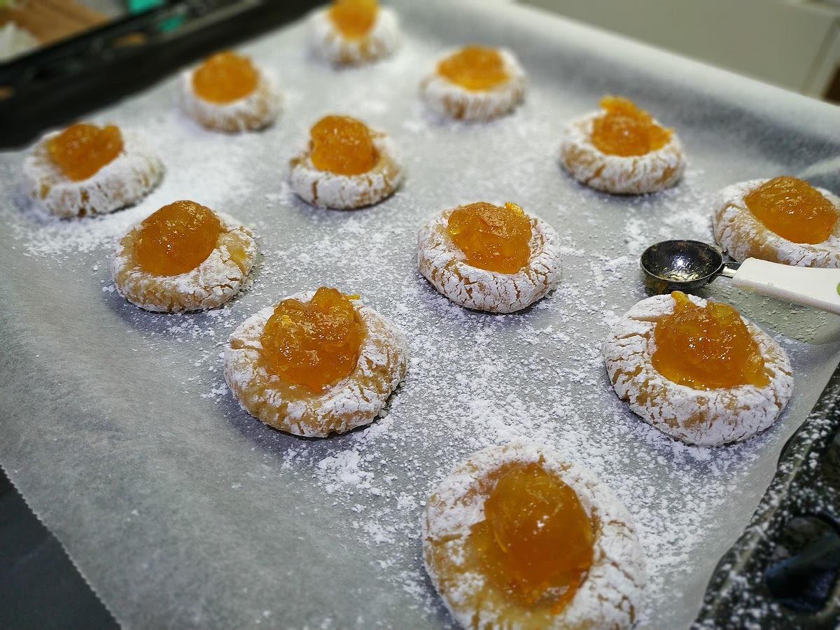 Poner una cucharadita de mermelada de naranja en cada hueco evitando que desborde.
