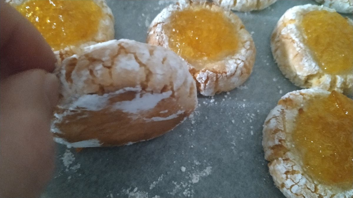 El horneado es clave: veloz y caliente! No dejar que tomen color, tampoco esperar que endurezcan como prueba de cocción. Basta controlar la base de cada galleta y que esté firme. Al usar el modo convección, se puede hornear las dos bandejas en nivel 2 y nivel 4.