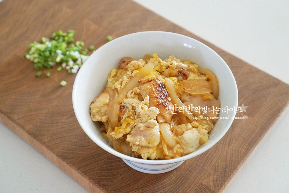 큰 공기에 밥을 담고 그 위로 만든 오야꼬동 소스를 올려줍니다. 그리고 쪽파를 뿌려 완성해요. 짭조름하게 간이 밴 고소한 닭고기와 보들보들 익은 계란과 감칠맛이 풍부한 국물이 서로 맛있게 어우러진 덮밥 레시피로 일본식 풍미를 살리는 쯔유를 넣어 보다 간단하고 손쉽게 요리할 수 있어요. 영상도 같이 담았어요. 노릇하게 구운 닭의 풍부한 육즙과 고소함, 양파의 달큰함과 계란의 부드러움 짭조름하면서 달짝지근한 소스가 밥과 잘 어울린답니다. 오야코동이라는 이름과 같이 닭과 계란이 함께 들어가 푸짐하고 든든하고요. 일본가정식 요리 오야꼬동 만들기 간단한 레시피로 맛있게 만들어 드세요. 끄읕 !