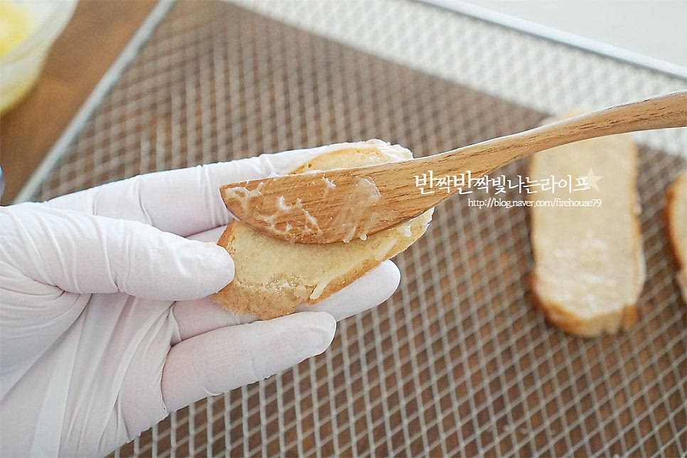 빵 위에 얇게 발라줍니다. 뭉치지 않고 두껍지 않게 발라주어야 구웠을 때 식감이 바삭바삭합니다. 에어프라이어 트레이 위에 겹치지 않게 올려줍니다.
