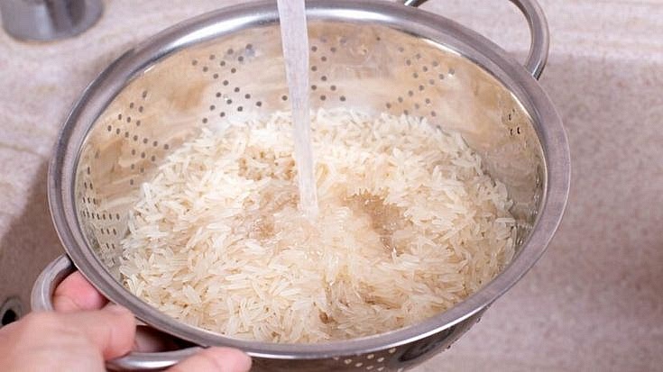 Lavar el arroz ,al menos 3 veces