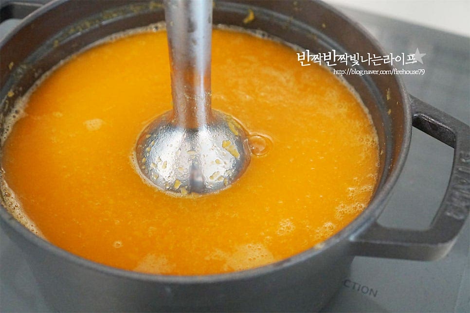 익으면 불을 끈 뒤 한 김 식혀 핸드블렌더로 곱게 갈아줍니다. 믹서기에 넣고 갈아주셔도 됩니다.