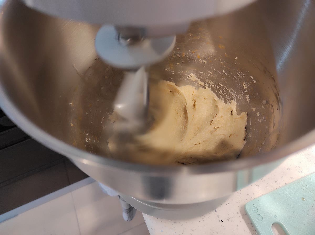 Montar por 2–3 minutos, hasta obtener una mezcla homogénea y ligeramente cremosa (no incorporar demasiado aire)