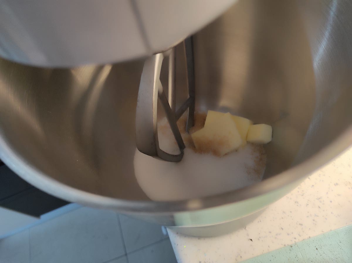 Montar con la pala (K) de la planetaria la mantequilla pomada junto con el azúcar blanco y el azúcar moreno.
Opcionalmente se puede utilizar la batidora manual con las varillas de montar.