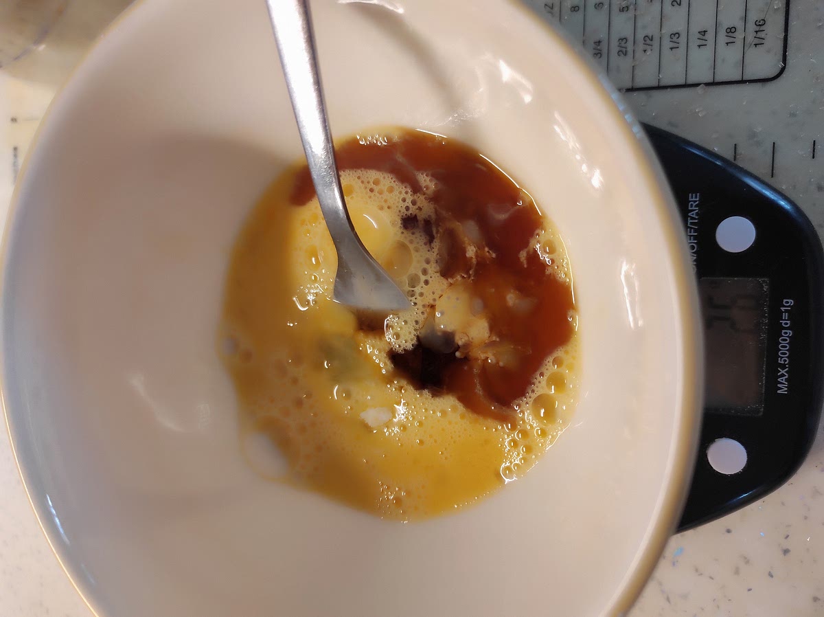 Batir el huevo y pesar 50g, Añadir la miel y el extracto de vainilla y mezclar bien.