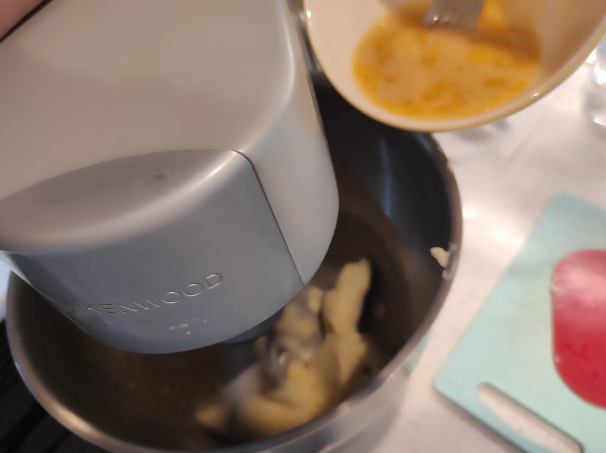 Incorporar el huevo y la miel de a poco a la crema de mantequilla y azúcar.