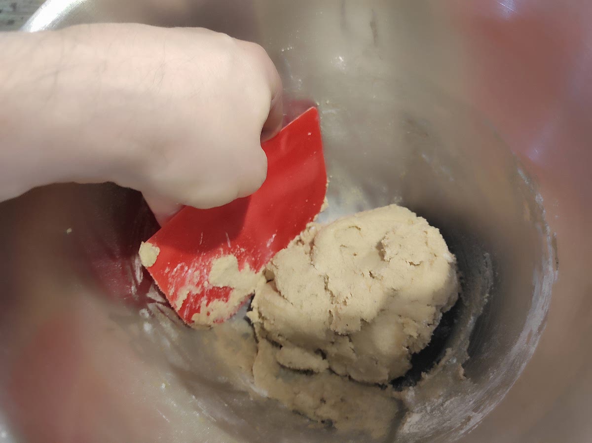 Batir a velocidad baja, hasta que la mezcla esté lisa y emulsionadan(raspar el bol si hace falta). Opcionalmente sin planetaria, se puede utilizar la rasqueta.