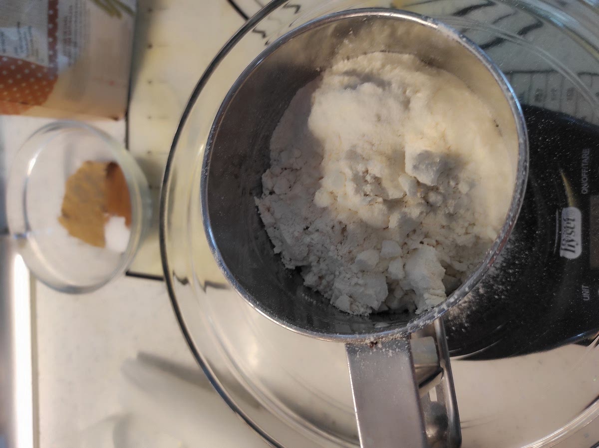 Aparte, mezclar todos los ingredientes secos (harina, especias, bicarbonato y sal). Agregar los secos a la mezcla amasada en dos o tres tandas a velocidad media (o con la rasqueta).