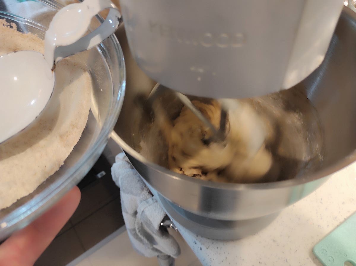 Mezclar solo hasta integrar, sin desarrollar gluten Formar la masa, darme forma de cilindro en envolver con película.