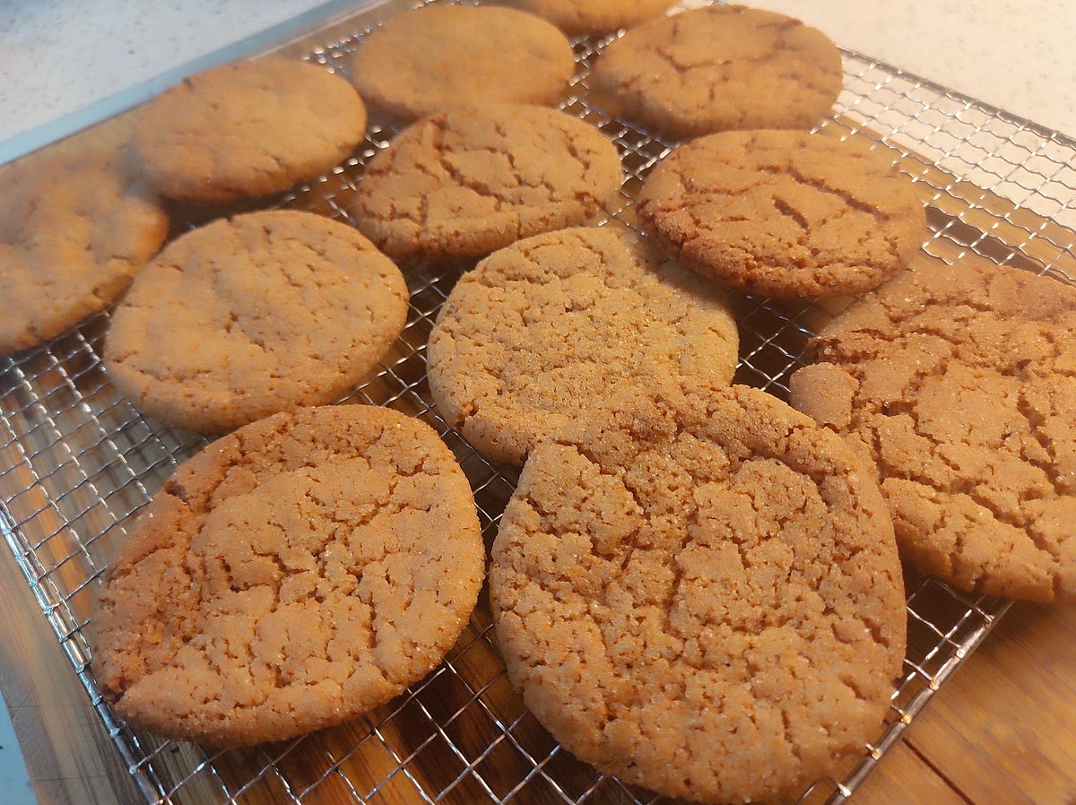 En horno de convección, cocinar por 12 minutos, rerirar del horno y Enfriar completamente sobre rejilla. Manejar con cuidado ya que todavía están blandas por la temperatura. Al enfriarse endurecerán.