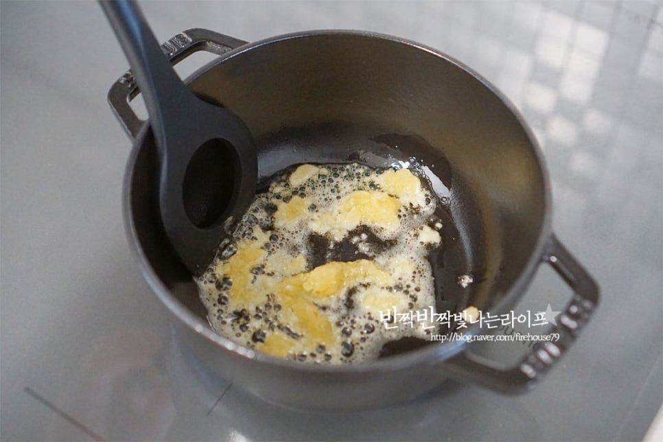 냄비에 들기름 1 큰 술 두르고 다진 마늘 1/2 큰 술을 넣고 볶아줍니다. 타지 않도록 중약불에서 향을 내어주세요. 마늘의 향이 올라오면 절인 야채와 양파를 넣고 볶아줍니다. 오래 볶을 것 없이 2분 정도 가볍게 볶아주면 됩니다.