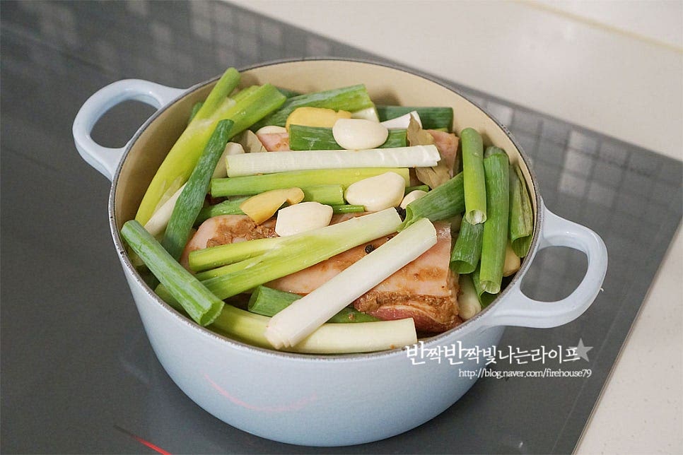 냄비를 불 위에 올려줍니다. 뚜껑을 덮은 뒤 2~3분 정도 중간 센 불로 달구어 준 뒤 중불로 낮추어 1시간 삶아줍니다. 열이 전달되면서 야채와 과일의 수분이 나오고 끓으면서 삶아지는 소리가 들려요. 무겁고 두꺼운 냄비로 삶아주면 그 안으로 열이 돌면서 골고루 익어요. 1시간 푹 익혀준 뒤 10분 뜸을 들여주고 뚜껑을 열어보면 촉촉하게 익어있어요. 크기에 따라 시간은 조금 다를 수 있어요. 젓가락으로 찔러보았을 때 핏물이 나오지 않으면 속까지 잘 익은 상태에요. 바로 삶아서 먹어보면 육즙이 팡팡 딱 알맞게 삶아졌어요. 고기 안의 육즙이 골고루 퍼질 수 있도록 10분 뜸을 들인 뒤 썰어주는데요. 썰어보면 고소한 풍미 가득해요. 한입에 집어먹기 좋게 일정하게 자른 뒤 푸짐하게 담아주면 무수분 돼지수육 완성입니다. 살코기의 촉촉하고 고소한 맛은 물론 껍질 부분의 식감이 별미 랍니다. 김치나 새우젓, 쌈장 등을 곁들여 먹음 딱 좋아요. 영상도 같이 담았어요. 물을 자작하게 부어 삶은 것과 달리 조금 더 쫀득하고 부드러운 맛을 느낄 수 있어요. 재료에서 나오는 수분이 어우러지도록 푹 삶아 익혀주는 레시피가 어렵지도 않고 맛나요. 앞다리살 수육 맛있게 삶는법 무수분요리로 진한 맛과 식감을 즐겨보세요^^ 끄읕 !