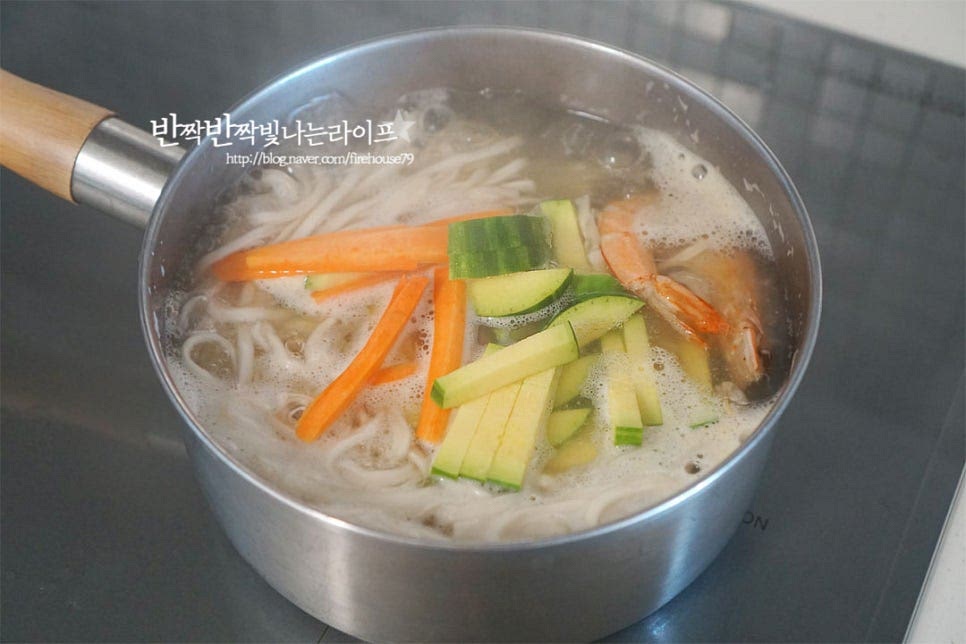 면이 거의 절반 이상 익으면 애호박, 당근을 넣어줍니다. 호박은 생각보다 금방 익어요. 국간장 1 작은 술, 참치액 1 작은 술 다진 마늘 1 작은 술 넣고 간을 해요. 국간장과 액젓을 같이 넣고 감칠맛을 더 깊게 해주었는데요. 해물이 들어가서 간에 따라 양념재료를 넣어야 짜지 않게 요리할 수 있습니다. 한소끔 끓여줍니다. 재료가 모두 익으면 대파와 고추를 넣고 마무리해요. 칼칼하게 먹고 싶다면 청양고추 넣어주세요. 뜨끈한 국물과 부드러운 면 사이로 바지락 조갯살의 쫄깃함과 새우의 탱글탱글한 식감이 맛있게 어우러진 별미에요. 영상도 같이 담았어요. 시원한 바지락과 해물의 맛을 살린 칼국수 끓이는법 재료를 먹기 좋게 손질한 뒤 육수에 면과 야채와 함께 맛있게 끓여 완성해요. 바지락칼국수 만드는법 시원하고 깊은 재료 본연의 맛을 살려 맛있게 요리해드세요. 끄읕 !