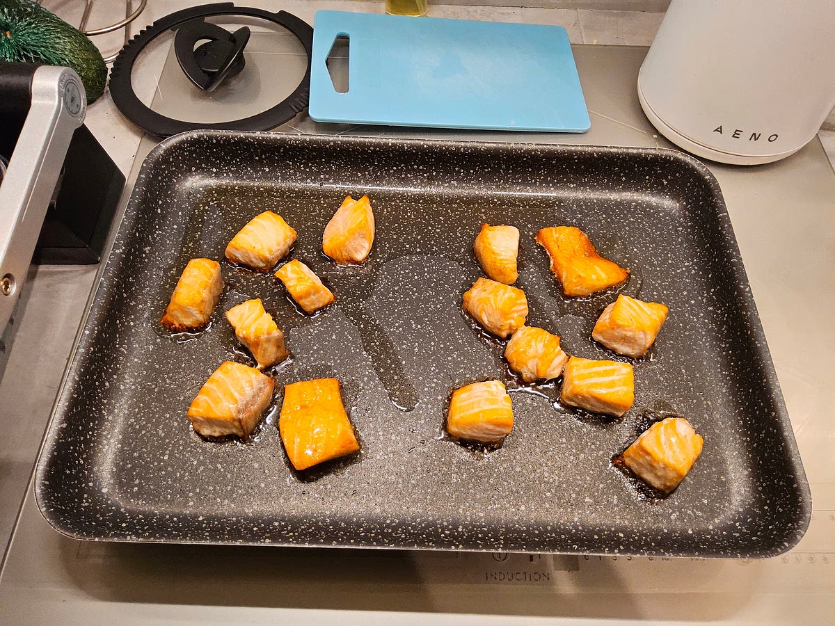 Разрезать стейки на большие кубики и запечь до почти готовности