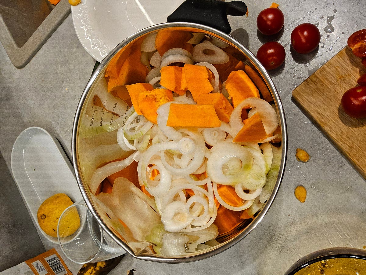 Нарезаем половину тыквы Хоккайдо и кабачок на кубики и добавляем лук кольцами