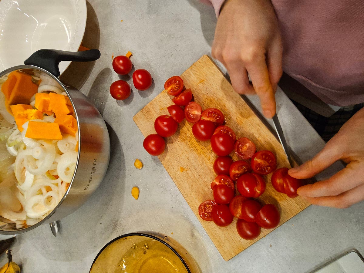 Помидорки порезать на половинки и добавить