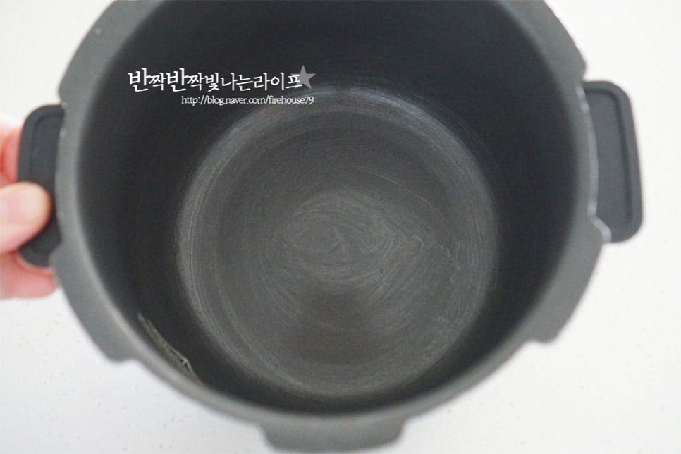 밥솥 내솥에 실온 상태의 부드러운 버터를 골고루 발라줍니다. 전체적으로 고르게 발라줘야 얼룩지지 않고 구움색이 고르게 납니다. 만든 반죽을 넣고 아래로 탕탕 내리쳐 공기를 빼서 정돈해줍니다. 전기밥솥에 넣고 익혀줍니다. 오븐에 굽는 방식이 아닌 오븐 없이 만들 수 있는 노오븐 베이킹으로 밥솥으로 익히면 촉촉하고 부드럽습니다. 만능찜 기능 40분 설정하여 익혀줍니다. 오븐보다 간단합니다. 반죽 양에 따라 시간은 조절해 주고 구워지면서 부풀어 오르니 그 부분을 감안하여 밥솥으로 구워주세요.