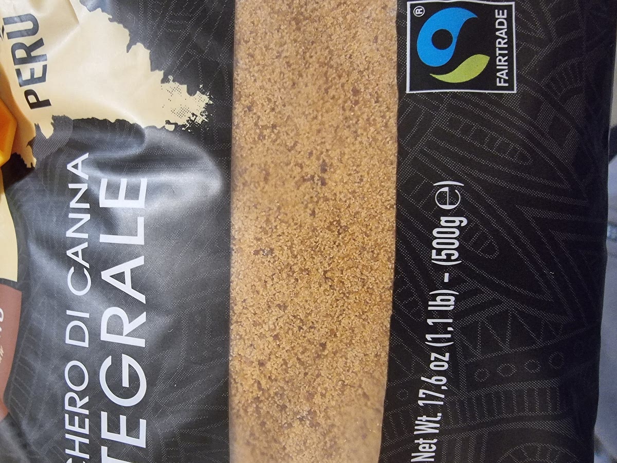 Versare lo zucchero su un piatto piano largo. È importante usare lo zucchero di canna integrale o grezzo, anche chiamato zucchero bruno: all'aspetto si presenta molto più compatto, terroso e farinoso rispetto ai "cristalli" dello zucchero di canna classico. Granuli più scuri sono preferibili perché più ricchi di melassa.