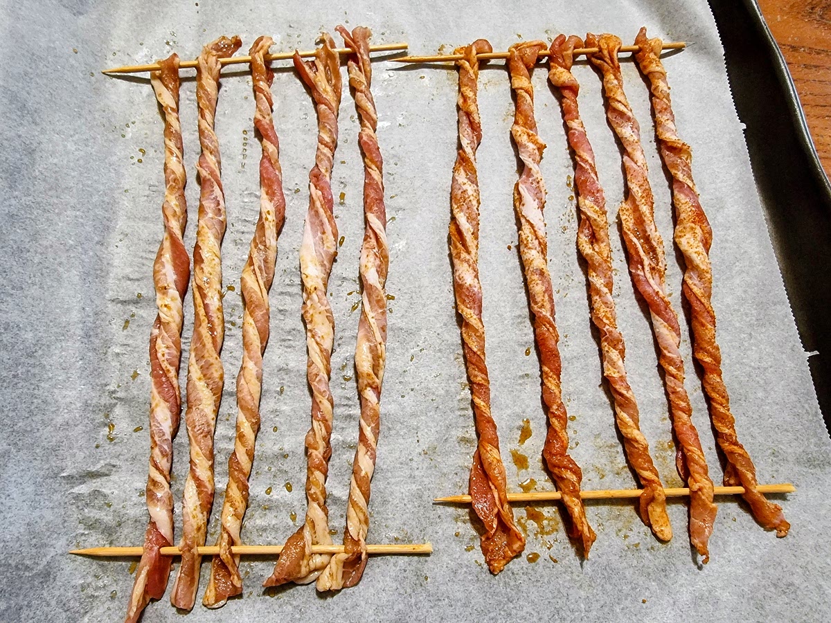 Adagiare le fette attorcigliate su una teglia ricoperta di carta forno. Per evitare che le fette si "muovano" durante la cottura si può usare uno spiedino, e tenerle così ben distanziate e ordinate.