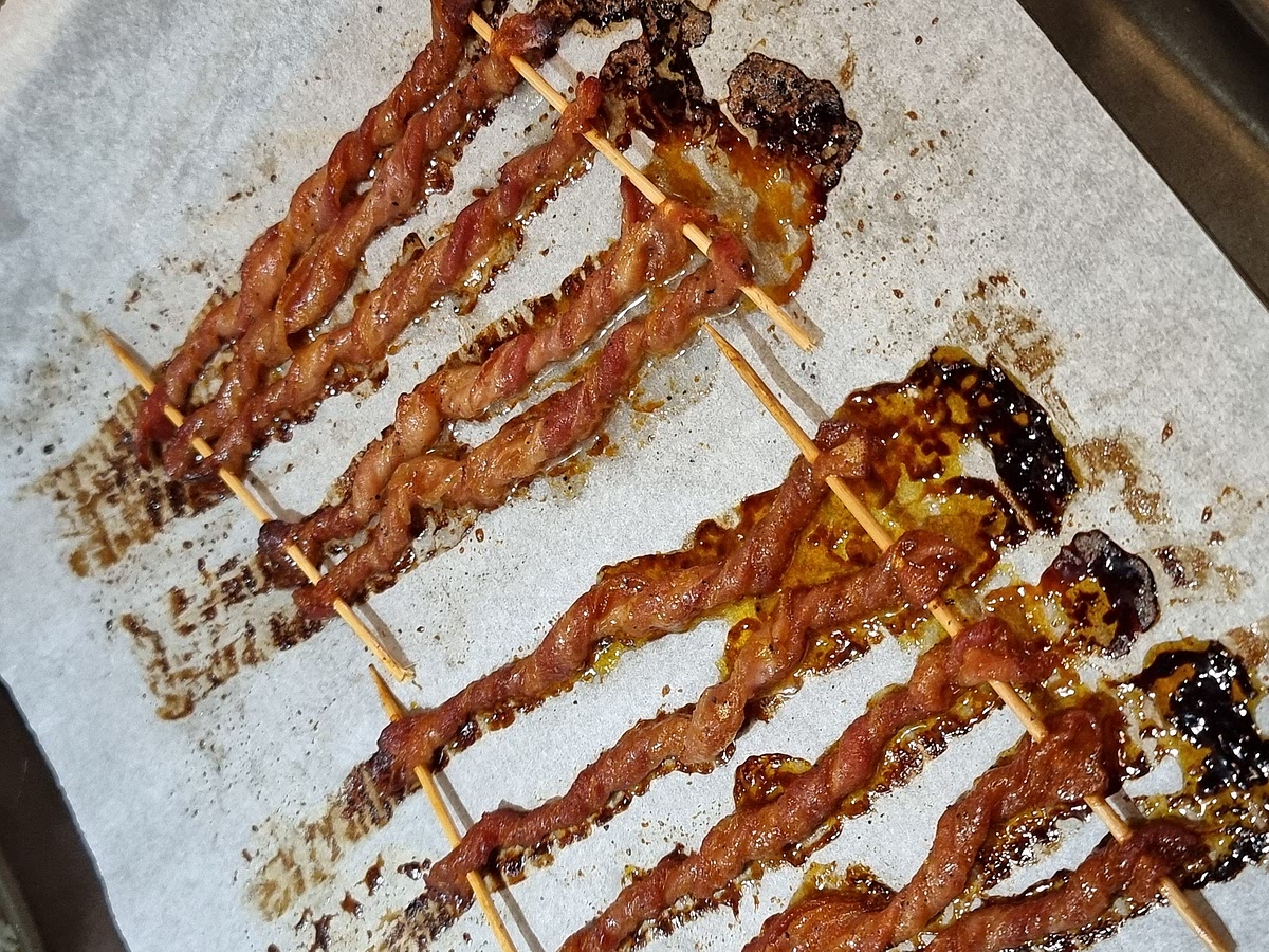 È possibile lasciare le fette più tempo in forno per renderle più croccanti. Il momento migliore per spegnere è non appena le estremità o lo zucchero sciolto sulla teglia iniziano a bruciacchiarsi.