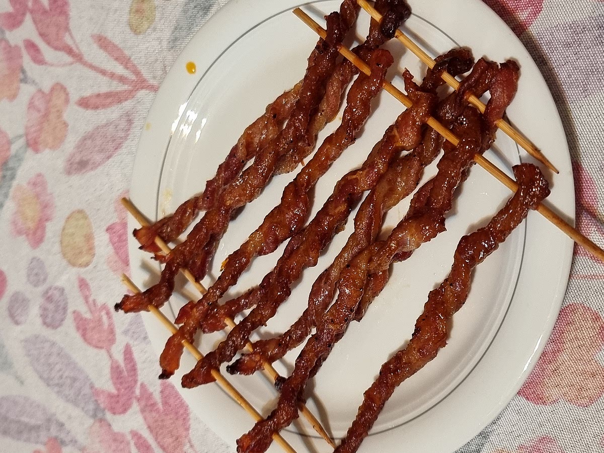 (Opzionale) Appendere le fette o disporle su una griglia di raffreddamento per evitare che si attacchino fra di loro e lasciarle raffreddare per almeno 5-10 minuti.