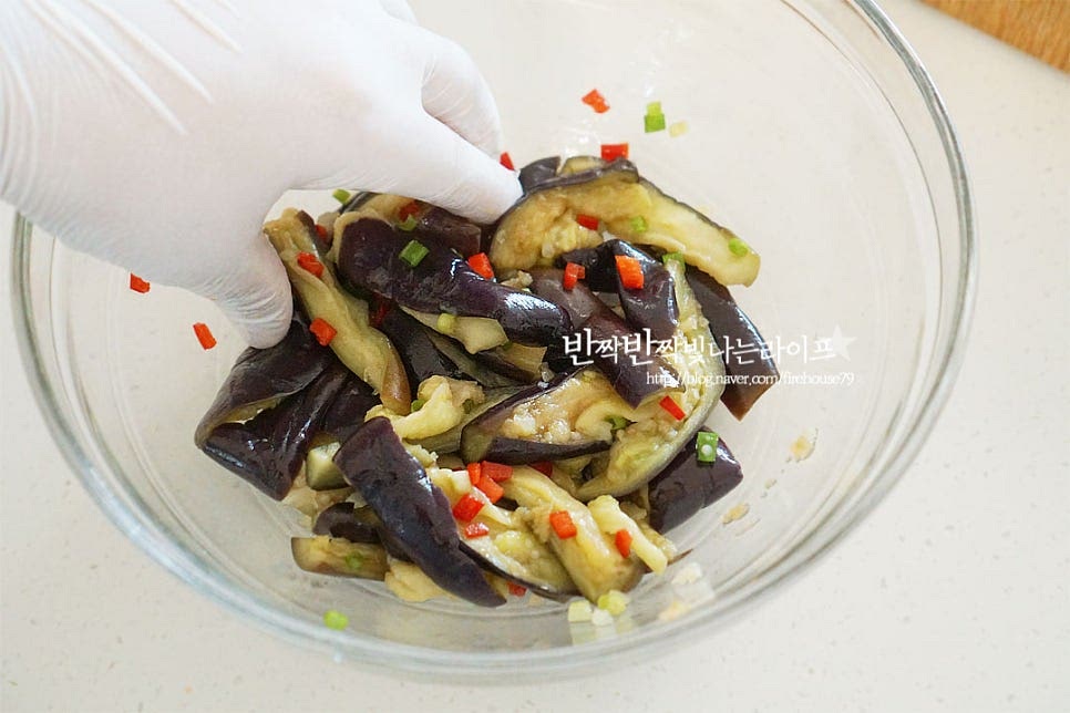 조물조물 간이 밸 수 있도록 무쳐줍니다. 통깨 약간 뿌려 마무리 완성합니다.