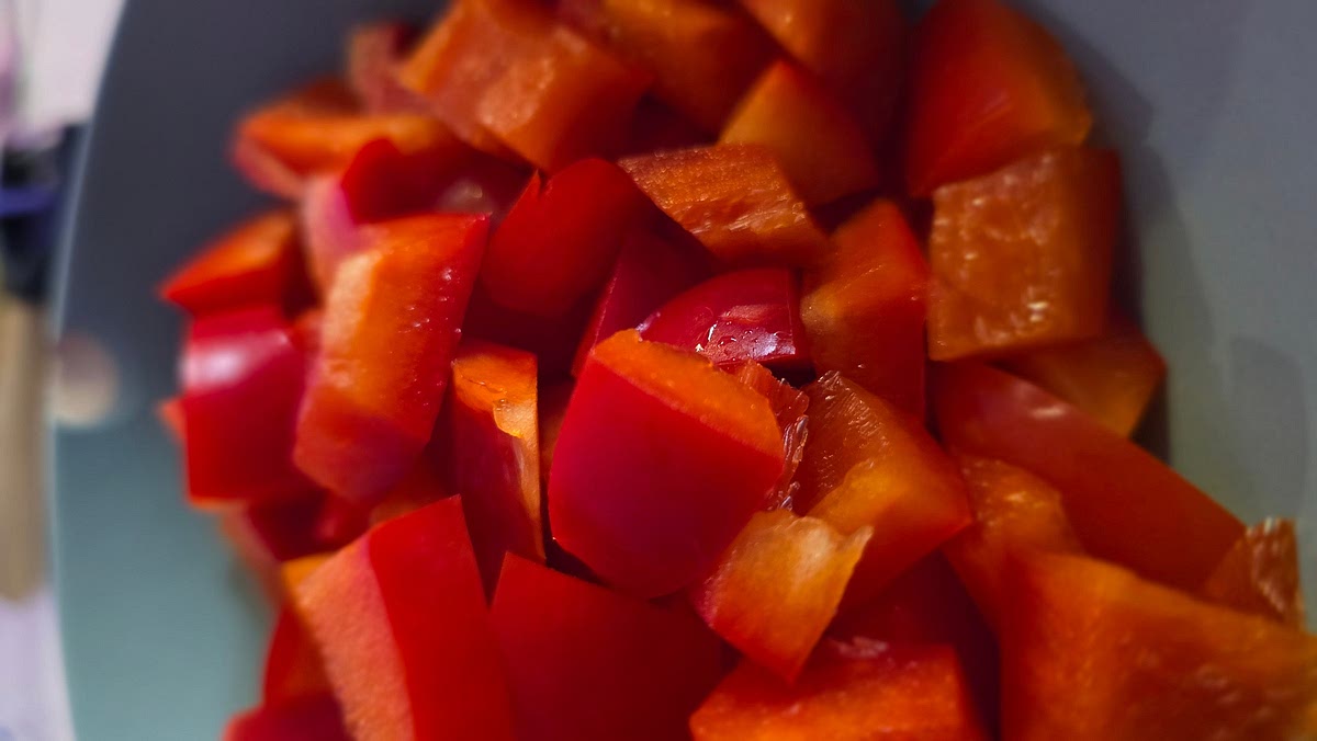 Découper le poivron et la courgette en petits dés