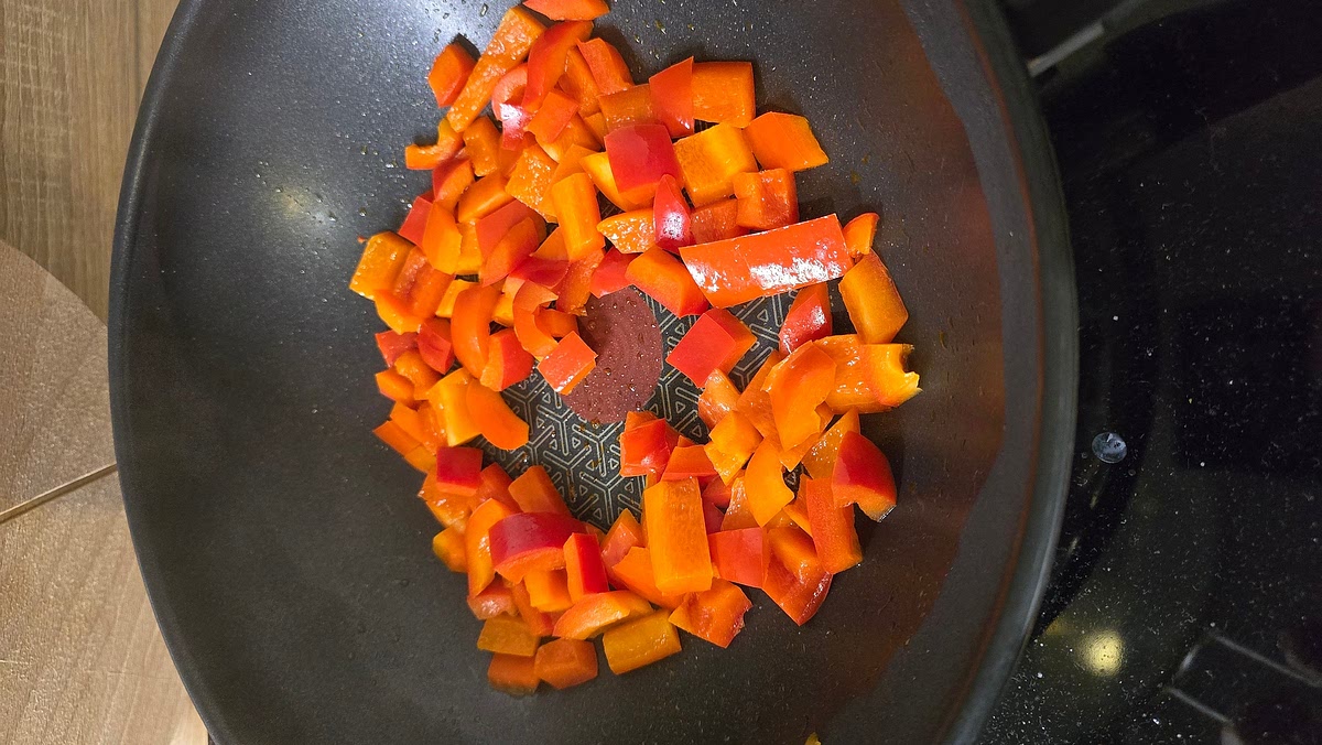 Mettre une poêle à chauffer avec un filet d’huile d’olive. Ajouter les poivrons préalablement découpés.