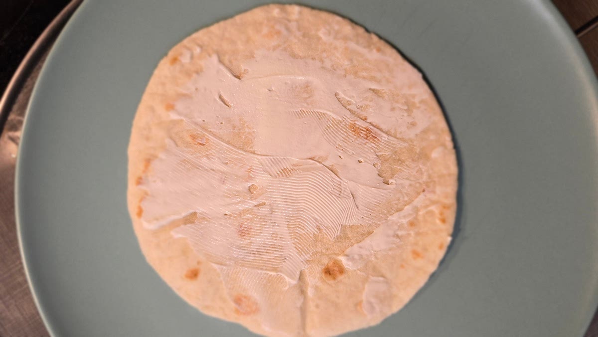 Préparer une tortilla avec du fromage frais et/ou mayonnaise.