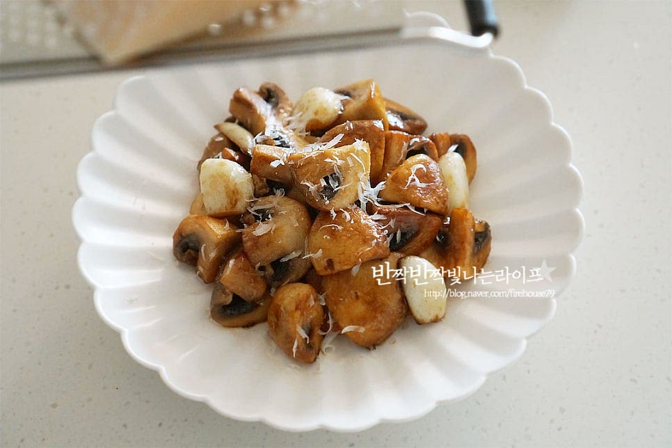 그릇에 푸짐하게 담은 뒤 파르메산 치즈를 갈아 뿌려줍니다. 치즈가 들어가면 양식 같은 메뉴로 맛볼 수 있어요. 양송이버섯은 향이 맛있어서 소금 간만 해서 버섯볶음 만들어도 맛있지만 버터와 간장소스로 볶으면 반찬이나 술안주, 곁들임 메뉴로 먹기 좋습니다. 영상도 같이 담았어요. 버섯에 몇 가지 양념을 더해 만들면 보드라운 식감과 향을 풍부하게 맛볼 수 있어요. 양송이버섯요리 맛있게 만들어드세요. 끄읕 !