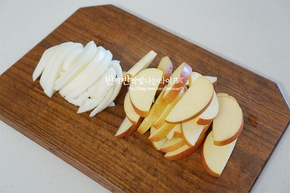 양파는 채를 썰어주고, 사과는 가운데 씨를 제거한 뒤 얇게 슬라이스해줍니다. 달콤한 사과를 넣어주면 은은한 단맛 감칠맛이 어우러져 맛 밸런스가 잘 맞아요. 마늘은 꼭지를 제거하고 생강은 3등분으로 편 썰어줍니다. 대파는 냄비 크기에 맞게 큼직하게 잘라줍니다.