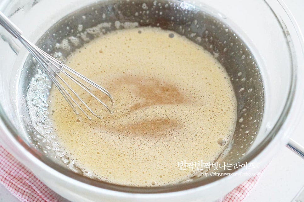 녹인 초콜릿은 따로 옮겨두고 계란에 황설탕, 바닐라익스트랙을 넣고 섞어줍니다. 뜨거운 물이 담긴 냄비 위로 달걀물을 올린 뒤 설탕이 녹을 수 있도록 섞어줍니다. 설탕 입자가 녹고 온도가 30~40도 정도로 따뜻하게 되도록 해줍니다. 핸드믹서로 따뜻한 달걀물을 뽀얗게 거품이 생길 정도로 휘핑해줍니다.