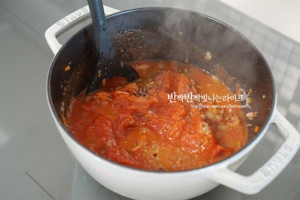 홀 토마토 1캔, 토마토 페이스트 1 큰 술 넣어주어요. 페이스트는 기호에 따라 가감해 주세요. 월계수잎 1장, 버터 1 큰 술 넛맥 가루 약간 넣어줍니다. 닭 육수가 있다면 넣어주시고, 없다면 물 100ml+치킨스톡 1 큰 술 넣어줍니다. 치킨스톡은 농축 정도에 따라 가감해 주세요. 재료를 모두 넣고 끓어오르면 약불로 낮추어 준 뒤 뭉근하게 1시간 이상 끓여줍니다. 중간중간 눌어붙지 않도록 저어가며 끓여주세요. 냄비나 화력에 따라 농도가 다를 수 있어 부족하다면 물을 추가해 주셔도 좋습니다. 한 시간 이상 끓인 뒤 부족한 간은 소금, 후추로 맞추어주시고 되직한 듯 부드러운 농도로 마무리해 주시면 됩니다. 혹시 너무 되직하게 만들어졌다면 라구파스타를 만들 때 면수와 올리브오일로 농도를 조절해 주세요.