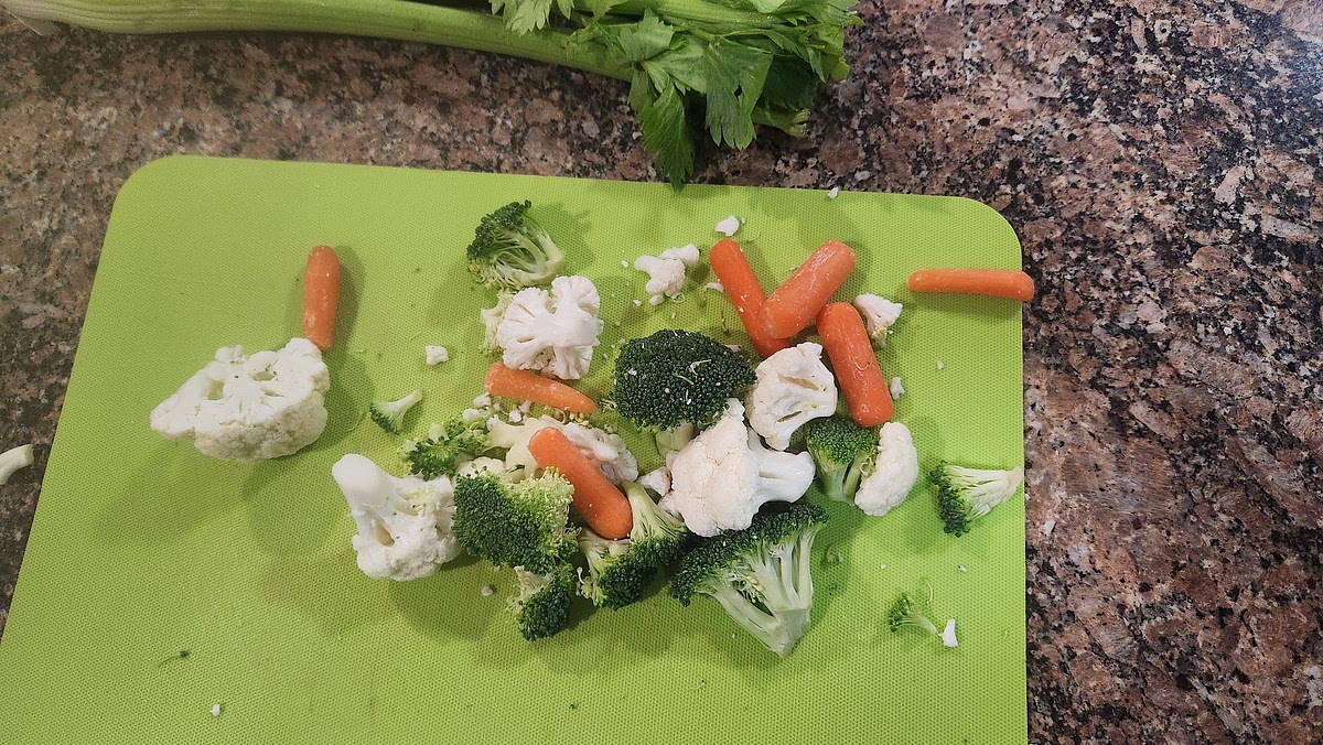 5. Cut the vegetables or the vegetable mix to small pieces
6. Mix the honig tomato vegetable soup mix package with a little cold water or cold bouillon or any other flavoring package to the soup and bring it to a boil. 7. Add the vegetables to the soup and optional add the Rotel and meat balls
8. Cook for another 20 minutes and stirr occasionally