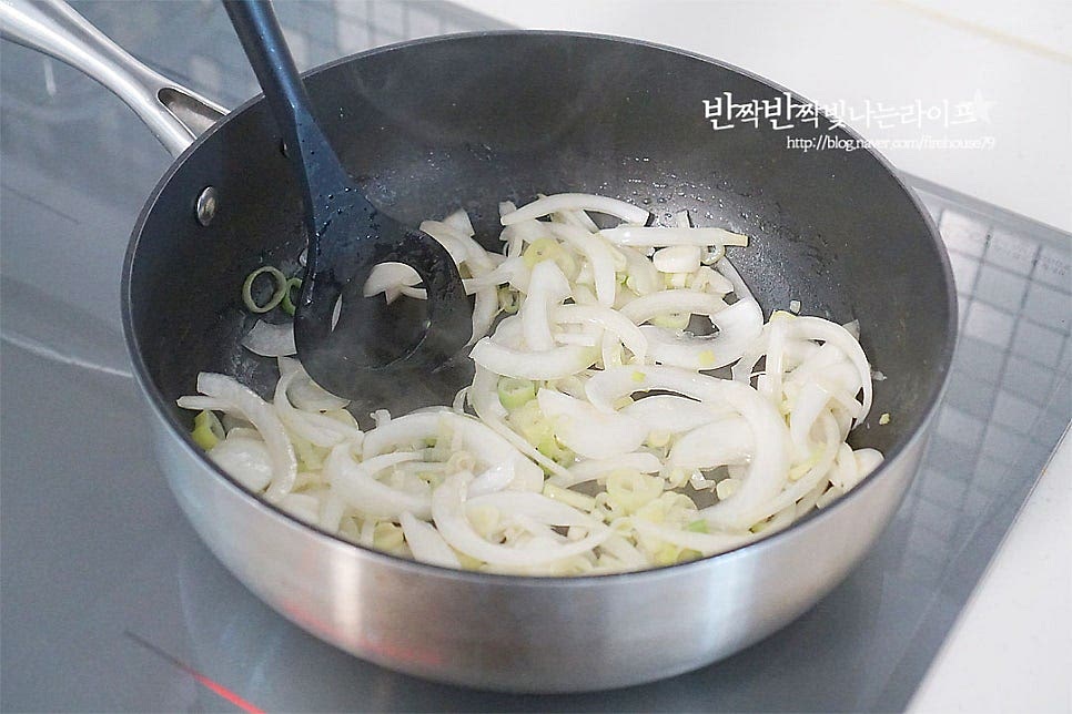 달군 팬에 식용유 4~5 큰 술 넉넉하게 두르고 대파를 볶아주다가 나른해지면 양파를 넣고 같이 볶아줍니다. 가볍게 볶아주다가 뚜껑을 덮은 뒤 3~5분 정도 둡니다. 5분 뒤 뚜껑을 열어보면 달큰한 중화풍 냄새가 풍기는데요. 대파와 양파를 기름에 튀기듯이 갈색빛으로 눌어붙도록 볶아주어 불향 나는 풍미를 살려주는 것이에요. 낙지볶음 레시피 과정 중 포인트입니다~ 만들어둔 양념을 넣어줍니다. 채소와 어우러지도록 볶아줍니다. 매운 불향이 확 느껴져요. 데친 낙지와 고추를 넣고 버무려요. 수분을 날려가며 간이 배도록 센 불에서 빠르게 볶아줍니다. 데친 것을 넣고 볶기 때문에 오래 익힐 필요 없이 간이 어우러지면 됩니다. 너무 오래 익히면 질길 수 있어요. 불을 끄고 고춧가루 1 큰 술, 참기름 1 큰 술 넣고 버무려 마무리해요. 마지막에 고춧가루의 매콤함과 수분을 잡아주어 물기 없이 진하게 만들어진답니다. 그릇에 담아 통깨 뿌려주면 맛깔나게 완성이에요. 영상도 같이 담았어요. 쫄깃쫄깃한 식감이 질기지 않고 탱글하게 매콤한 감칠맛이 깊게 느껴지는데요. 데친 뒤 볶아 만들어 간이 쏙 배어 맛나답니다. 밥에 슥슥 비벼 먹어보면 밖에서 먹는 것 못지않은 별미랍니다. 양파와 대파를 볶아 풍미가 더 깊어요. 백종원 낙지볶음 레시피 매운 양념장으로 맛있게 요리해드세요^^ 끄읕 !