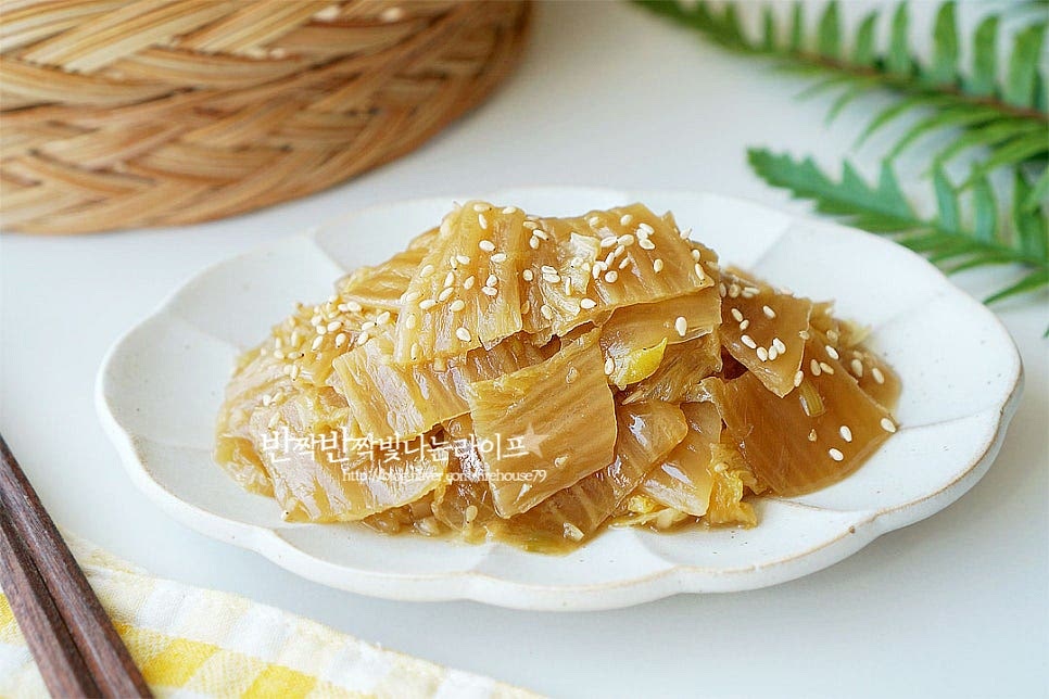 간단하게 만들기 좋은 묵은지요리로 요즘 같은 추워지는 계절에 육수 넣고 촉촉하게 볶아 만들면 하나만 있어도 밥한그릇 뚝딱하는 반찬 메뉴로 맛볼 수 있습니다. 영상도 같이 담았어요. 묵은지는 양념을 제거하여 군내와 짠맛없이 구수하게 달달 볶아 만들면 먹을수록 깊은 맛이 별미입니다. 맵지 않기 때문에 아이들 반찬으로 같이 먹기도 좋고요. 생김치말고 김치볶음의 구수한 맛은 이맘때 더 맛이 좋은 것 같습니다. 잘 숙성된 묵은지로 맛있는 반찬 만들어드세요. 끄읕 !