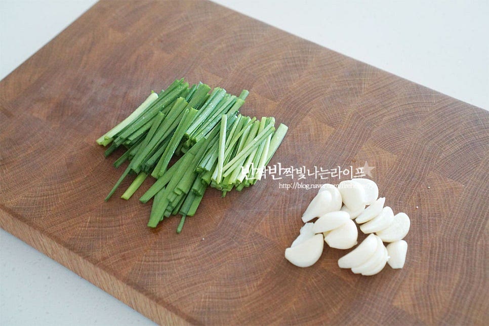 맛궁합이 좋은 부추는 식초물에 담가 살짝 흔들어 씻어 물기를 털어준 뒤 4cm 길이로 자르고 마늘은 2~3등분 편으로 썰어줍니다. 양파는 채 썰고, 파프리카는 꼭지와 심지를 제거한 뒤 양파와 같이 채를 썰어줍니다. 색깔을 다르게 넣어주면 맛있어 보입니다. 대파는 길게 반으로 가른 뒤 4cm 길이로 잘라줍니다.