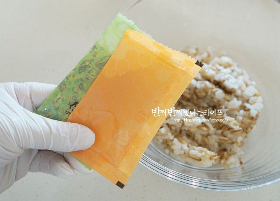 소스와 야채볶음이 들어있어 따로 준비하지 않고 활용합니다. 밥 한 공기를 담고 야채볶음과 단촛물을 넣어줍니다. 간에 따라 소스 양을 조절해 줍니다. 저는 1/3 정도만 넣었습니다. 밥과 골고루 섞이도록 고슬고슬하게 버무려줍니다.