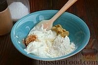 Приготовьте соус. Для этого соедините в глубокой тарелке сметану, горчицу и муку, а также соль и молотый перец. Перемешайте все ингредиенты.