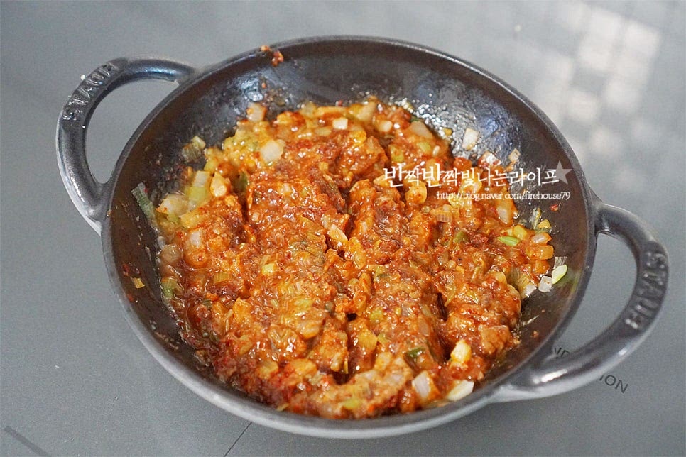 향신재료를 충분하게 볶은 뒤 매콤 달큰 짭조름하게 간을 해줍니다. 된장 2 큰 술, 고추장 2 큰 술을 넣고 볶아줍니다. 야채와 함께 어우러지도록 2분 정도 볶아주면 텁텁한 맛을 잡아주고 진한 맛을 낼 수 있어요. 물 100ml와 함께 황설탕 1/2 큰 술 고춧가루 1 큰 술, 다진 마늘 1 큰 술을 넣어줍니다. 매운맛에 따라 고춧가루를 넣어주고 짠맛에 따라 설탕량을 조절해 주세요. 눌어붙지 않도록 저어가며 볶아줍니다.
