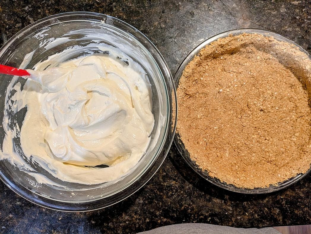 If you want to make your own filling instead, mix together the following in a large bowl before adding into your crust: 4 cup (908 g) Plain nonfat Greek yogurt, 1/2 scoop (15 g) Vanilla whey protein powder, 2 tsp (9 g) Extra virgin coconut oil, 1 tbsp (15 g) liquid monk fruit, and 1 tbsp (15 g) vanilla extract