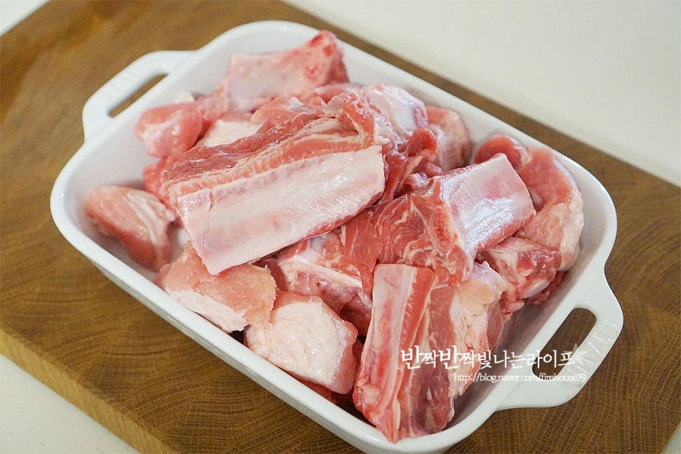 갈비찜을 만들 때 핏물을 제거하여 누린내를 잡기도 하는데 백종원 레시피는 물에 담그는 전처리 과정 대신 가볍게 데쳐서 불순물을 제거한 뒤 요리합니다. 먼저 가볍게 헹구어 준비해 줍니다. 냄비에 잠길 정도로 물을 붓고 끓어오르면 돼지갈비와 생강술(청주) 2 큰 술을 넣고 데쳐줍니다. 끓는 물에 넣고 육즙이 새어나지 않고 뼛속 핏물이 굳도록 데칩니다. 데쳐서 불순물을 제거하면 깔끔하게 맛을 낼 수 있어요. 뼈 부분을 눌러보았을 때 핏물이 나오지 않도록 5분 정도 데쳐주었습니다. 데친 뒤 흐르는 물에 헹구어 불순물을 제거해 줍니다.