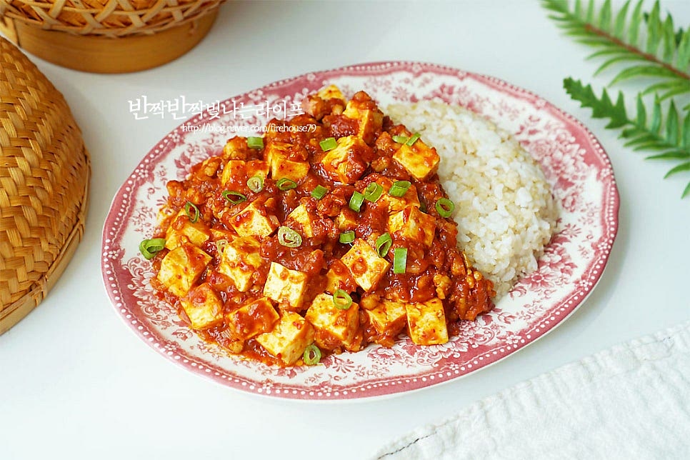 덮밥이나 밥반찬으로 먹기 때문에 간은 조금 짭조름한 편입니다. 매콤하게 먹고 싶다면 청양고추를 약간 곁들여도 좋습니다. 영상도 같이 담았어요. 부드러운 두부와 쫄깃한 돼지고기가 어우러진 매콤 짭조름한 감칠맛 소스가 밥이랑 먹음 맛있어요. 두반장없이 간단하고 맛있는 레시피로 한그릇 요리를 즐겨보세요. 끄읕 !