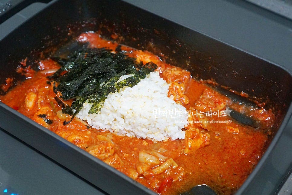 고기와 양념을 약간 남겨 닭갈비 볶음밥을 만들어 먹음 완전 별미가 따로 없는데요. 완벽한 마무리는 역시 밥이죠~ 너무 짜지 않도록 소스를 덜어내고 밥과 김가루, 옥수수 콘을 넣어줍니다. 고르게 섞어준 뒤 약간 눌으듯이 볶아 줍니다. 바싹 볶아주어야 더 맛이 좋은 것 같아요. 빠질 수 없는 치즈도 곁들여 주고요~ 재료의 맛이 스며든 소스에 달달 볶아먹는 그 맛이 최고죠~ 코스로 완벽하게 즐겨드시면 푸짐하고 든든하답니다. 바닥에 눌어볶은 뒤 호호 불어 먹음 딱이랍니다^^ 영상도 같이 담았어요. 닭갈비 레시피 만들기 언제 먹어도 맛있는 그 맛~ 매콤하고 푸짐하게 볶아 취향껏 재료를 곁들여 먹음 집에서도 맛깔나게 즐길 수 있답니다. 맛있게 만들어 드세요^^ 끄읕 !