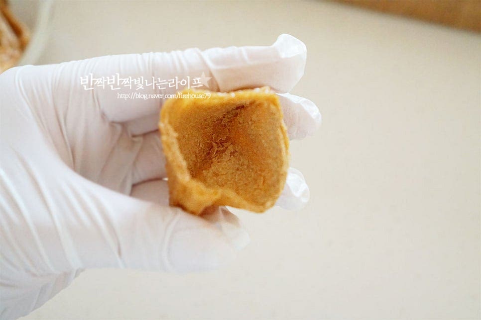 유부피는 가운데 부분을 살짝 벌려줍니다. 동글게 뭉친 밥을 넣어줍니다. 밥 위로 토핑처럼 크래미를 올려줄 것이라 밥은 2/3 정도만 채워줍니다. 그 위로 샐러드를 올려주면 됩니다. 하나씩 반복해가며 만들어줍니다. 재료를 모두 섞어 만드는 방법이 아닌 토핑처럼 올려 먹음직스럽게 완성합니다.