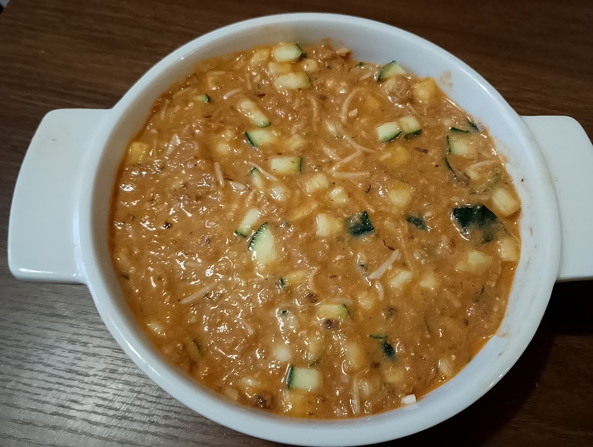 Ajouter le contenu du bol avec le mélange légumes et thon et bien mélanger et mettre dans un Petit plat à gratin.