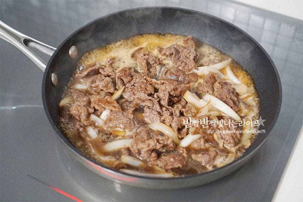 양파를 가볍게 볶은 뒤 만들어둔 소스를 부어줍니다. 자작하게 센 불로 졸이듯이 끓여줍니다. 부드럽고 촉촉하게 볶아 완성합니다.