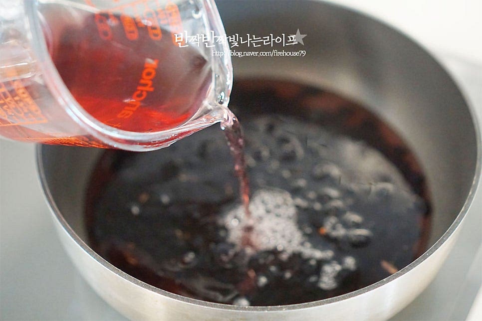 깊이가 있는 팬에 불린 콩과 물을 부어줍니다. 500ml 그대로 넣어주었는데 양이나 화력, 냄비의 크기에 따라 물의 양을 조절하여 주세요. 충분하게 잠길 정도로 물을 부어준 뒤 식용유 1 작은 술도 넣어줍니다. 식용유를 넣고 삶아 익히면 껍질이 벗겨지는 것도 막아주고 윤기가 나게 만들 수 있어요. 센 불에서 끓이다가 끓어오르면 중불로 낮추어 10분 정도 끓여줍니다. 끓으면서 생기는 거품은 깔끔한 맛을 위해 걷어내어 줍니다. 10분 정도 삶아서 먹어보면 적당하게 살캉한게 2/3 이상은 익었어요. 콩물을 같이 넣었더니 더 고소합니다.