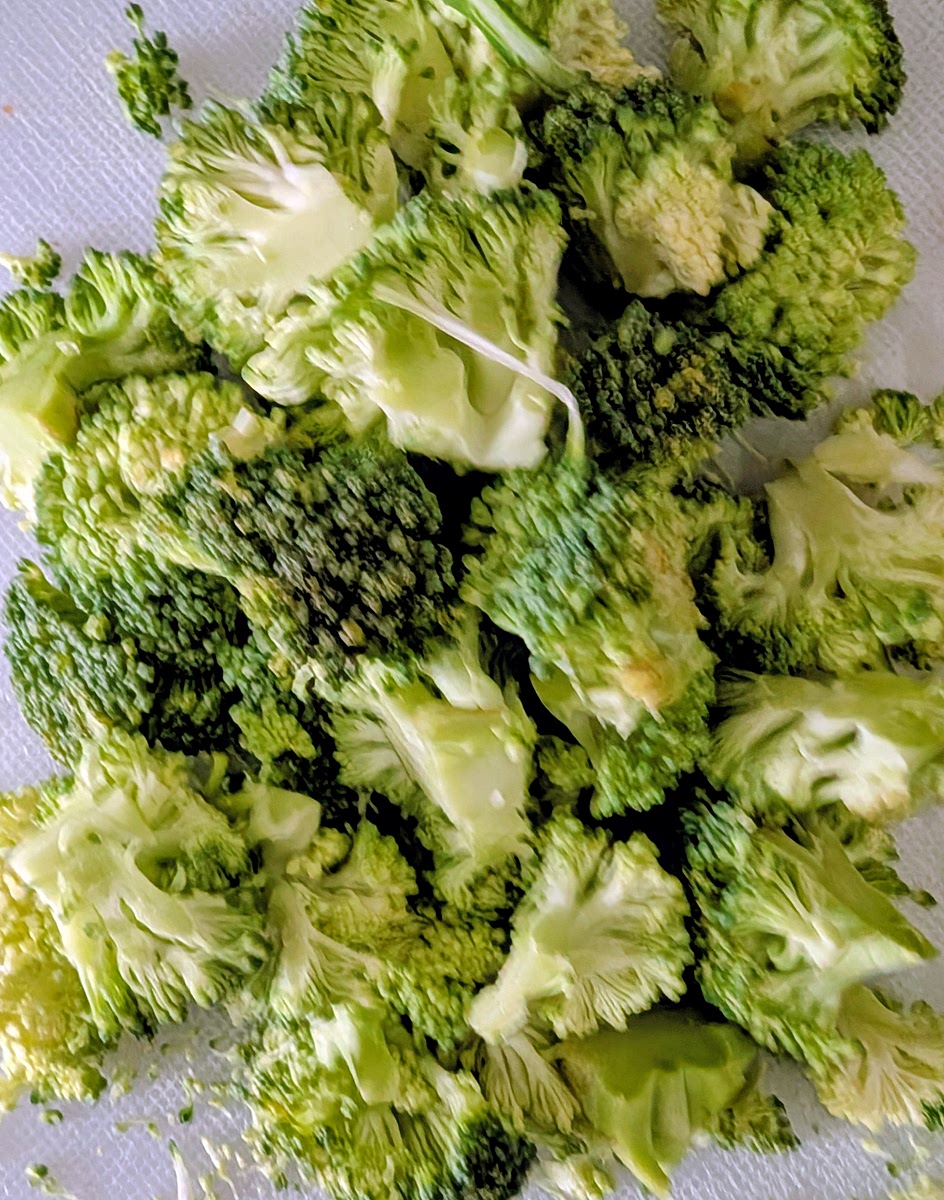 Separate the broccoli florets from the stem, and cut the florets into small pieces (about 1cm wide). The stem is full of flavour, so we are using it… cut he stem into 1/2cm slices, then chop the slices into 1 cm long pieces.